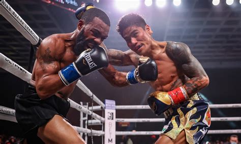 magsayo standing|Unbeaten Mark Magsayo snatches WBC title from Gary Russell .